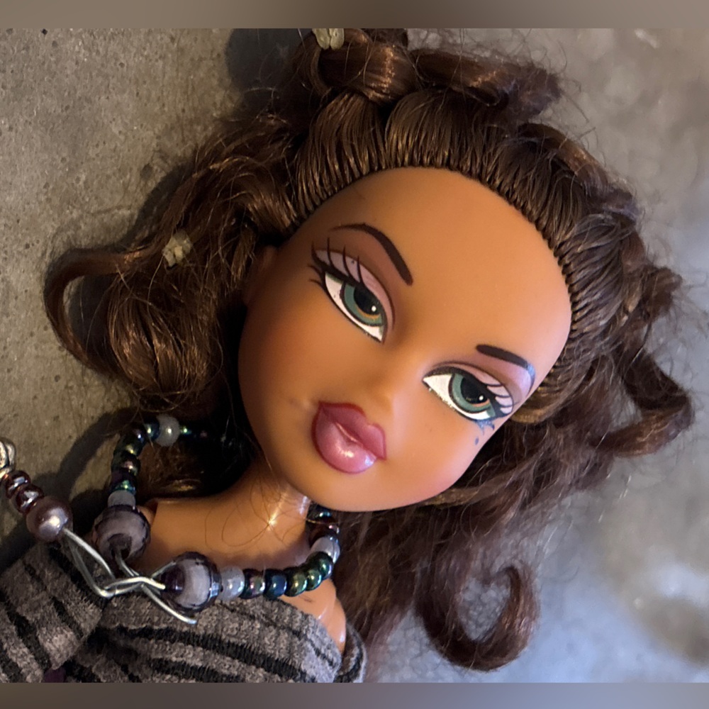 Bratz Stylish Sasha with wavy hair - redress